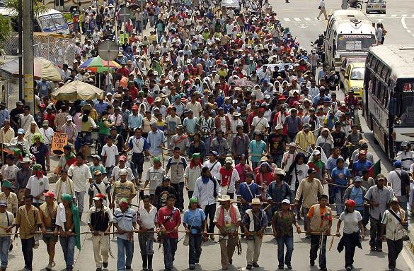 Tusentals ur Colombias ursprungsbefolkning deltar i mingan, som enligt en deltagare är här "för att väcka Colombia". (AFP PHOTO/Luis ROBAYO)
