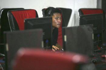 Det kinesiska kommunistpartiet låter nu privata företag ta hand om mycket av censuren, av till exempel internet. (Foto: China Photos/Getty Images)