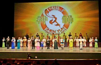 Artistgruppen Shen Yun inropade på scenen efter sin sista föreställning i Changwon, Sydkorea. (Foto: Lee InSook/ Epoch Times)