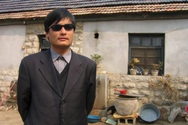 Människorättsadvokaten Chen Guangchengs (bilden) brorson, Chen Kegui, är allvarligt sjuk, men fängelseledningen vägrar att låta honom opereras för sin blindtarmsinflammation. (Foto: Weibo.com)