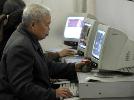 Den kinesiska regimen har beordrat att alla datorer som säljs i Kina måste levereras med färdiginstallerad censurmjukvara. (Liu Jin/AFP/Getty Images)