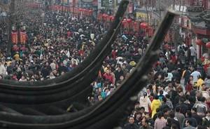 En folksamling i Nanjing i Jiangsuprovinsen i Kina, 4 mars 2007. Den senaste befolkningsundersökningen visade att "Wang" är det vanligaste efternamnet i Kina. (Foto: China Photos/Getty Images)