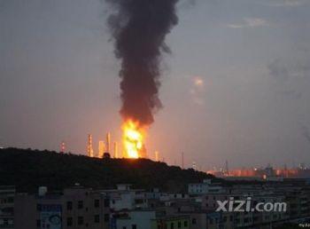 Explosion i ett oljeraffinaderi i Huizhou i Guangdongprovinsen i Kina tidigt på morgonen den 11 juli. Explosionen ledde till kraftiga bränder med flammor som var hundra meter höga. (Foto: Xizi.com)