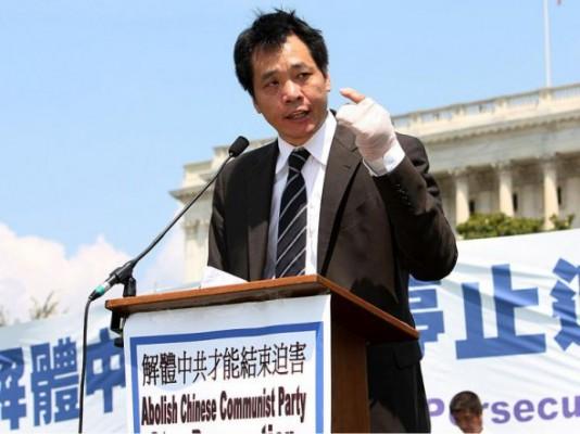 Tang Baiqiao talade vid ett offentligt möte om mänskliga rättigheter i Kina, sommaren 2009. Bandaget på hans hand vittnar om ett överfall från okända våldsmän som på den kinesiska regimens vägnar skulle sända ett budskap till honom. (Foto: Lisa Fan/The Epoch Times)
