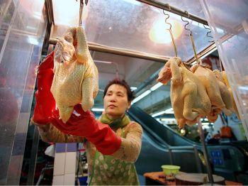 Fjäderfäförsäljare på en marknad i Hongkong. Kina begränsar nu importen från USA. (Foto: Samantha Sin/AFP/Getty Images)