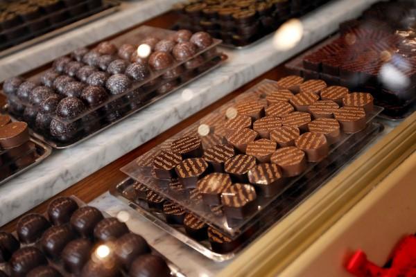 Choklad kan vara vackert för öga och frestande för gommen. Enligt en ny studie har kakaon i choklad dessutom positiva hälsoeffekter. (Foto: AFP/ Alexander Klein)