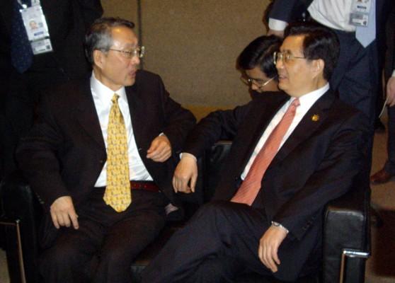 Den här bilden från den taiwanesiska regeringens informationskontor visar Taiwans representant Stan Shih (vänster) samtalar med den kinesiska regimens ledare Hu Jintao under Apec-toppmötet (Asia-Pacific Economic Cooperation) i Sydney den 8 september 2007. (Foto: AFP)
