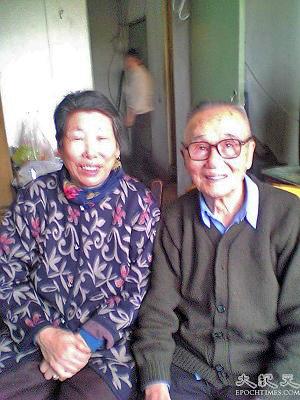Hua Huiqis 77-åriga mor Shuang Shuying som arresterats och hans 88-åriga far Hua Zaichen. (Foto: Epoch Times)
