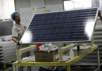 Kinas politik för miljövänlig energiteknik undersöks av amerikanska handelsmyndigheter. På bilden ses en arbetare vid Yinglis solpanelsfabrik i Baoding i Hebeiprovinsen. (Foto: Peter Parks/AFP/Getty Images)