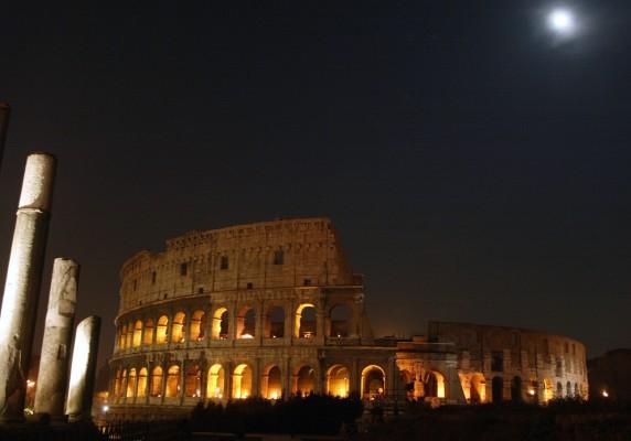 Det antika Colosseum i månljuset. (Foto: Gabriel Bouys / AFP)