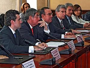 Costa Ricas utrikesminister Bruno Stagni och president Oscar Arias (till vänster och andra från vänster) närvarade vid ett möte med kinesiska diplomater i San Jose på tisdagen. (Foto: Tim McDevitt/The Epoch Times)