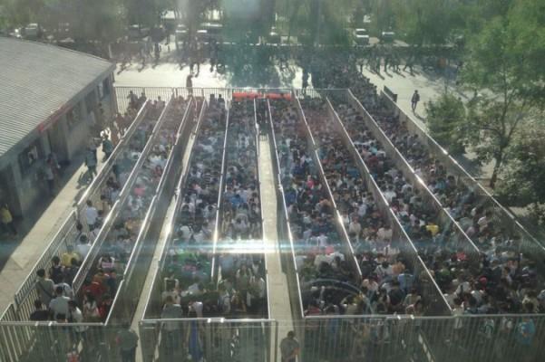 Över 1 000 personer köar för att komma förbi säkerhetskontrollerna vid en tunnelbanestation i Peking under rusningstid, den 26 maj 2014. Myndigheterna har förstärkt säkerhetsåtgärderna efter en bombattack i Xinjiang den 22 maj. (Skärmdump/163.com)