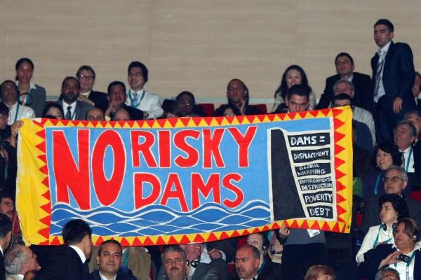 Människor protesterar mot riskfyllda dammbyggen vid World Water Forums invigning i Istanbul, Turkiet, 16 mars. (AFP PHOTO/MUSTAFA OZER)
