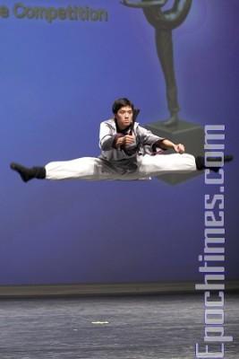 Jason Shi utför ett av hoppmomenten som ingår i NTDTV:s tävling i klassisk kinesisk dans. (Foto: Ma Youzhi/Epoch Times)