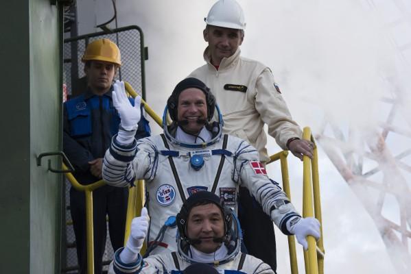Den danske astronauten Andreas Morgensen vinkar farväl till jorden innan han och Aidyn Aimbetov, Kazakstan, som visar tummen upp, skjuts upp i rymden den 2 september 2015. Foto: Stephane Corvaja / ESA via Getty Images