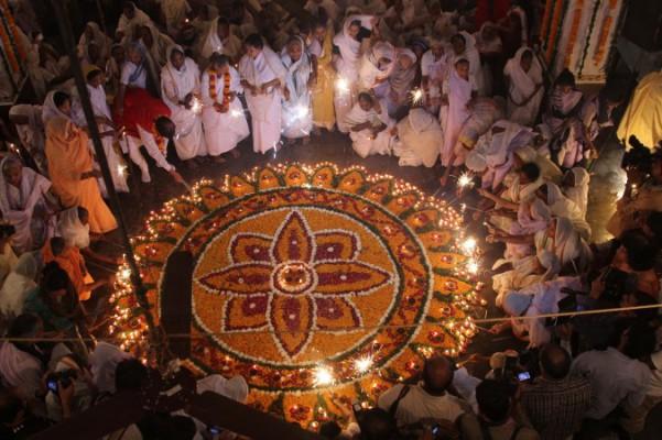 Änkor i staden Vrindavan i Indien kommer ut ur hundratals år gamla sociala tabun och firade Deepavali - ljusfestivalen - för första gången. Festivalen pågår från den 31 oktober till den 3 november. (Foto: Med tillstånd av Sulabh International)
