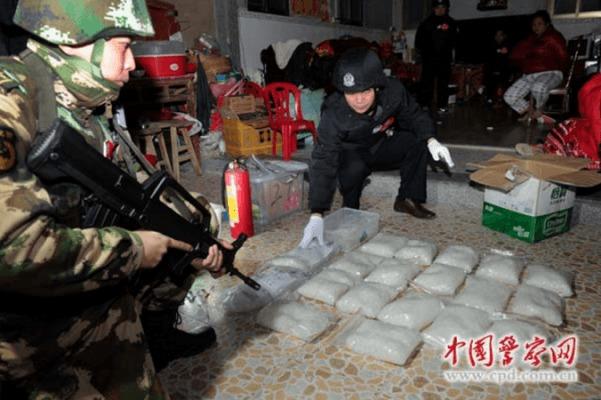 Skärmdump från China Police Daily som visar hur den beväpnade polisen beslagtar narkotika i byn Boshe i Lufeng i Guangdongprovinsen den 29 december. (Skärmdump/cpd.com.cn/Epoch Times) 
