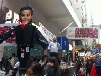 En docka av Leung Chun-ying bars runt i paraden, för att visa att man anser honom vara kommunistpartiets marionett. (Foto: Epoch Times)