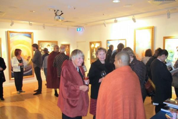 Den internationella konstutställningen The Art of Zhen Shan Ren visas på Shirley Burke Theatre Gallery i Melbourne. Ett 50-tal besökare trotsade vintervädret för att närvara vid vernissagen. (Foto: Lucy Liu/Epoch Times)
