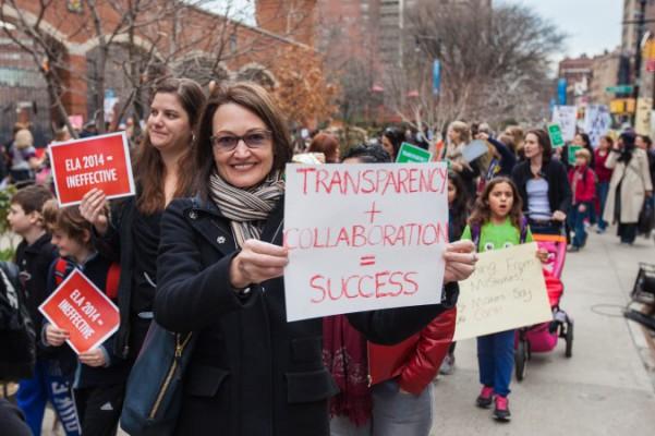 Föräldrar och elever protesterar mot kvaliteten på de statliga engelska proven framför Park Slope 234 i Tribeca, Manhattan, New York, den 11 april 2014. (Foton: Petr Svab/Epoch Times)

