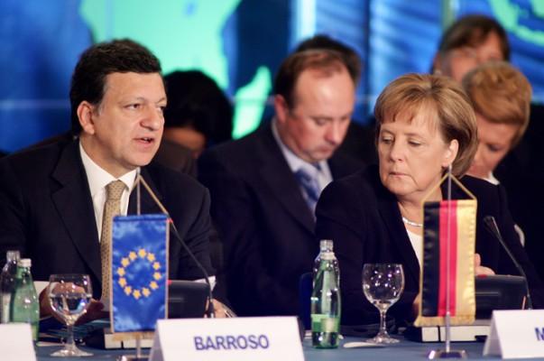 Europakommissionens president José Manuel Barroso ger ett tal och Tysklands förbundskansler Angela Merkel lyssnar, under sydötseuropeiska samarbetsprocessens möte i Zagreb. (Foto: AFP/Hrvoje Polan)