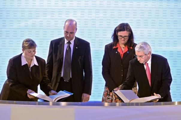 Statsminister Fredrik Reinfeldt och EU-minister Cecilia Malmström skrev under det nya EU-fördraget i Lissabon i går. (Foto: AFP)