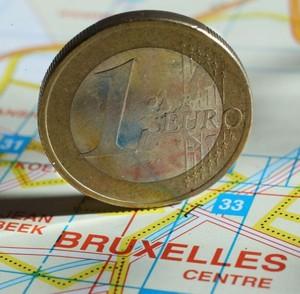 Ett euromynt visas framför flera eurosedlar. Vissa tyska företagsledare hävdar att nationen ska lämna euroområdet om medlemsländerna misslyckas med att täppa till sina budgethål. (Foto: Philippe Huguen / AFP / Getty Images)