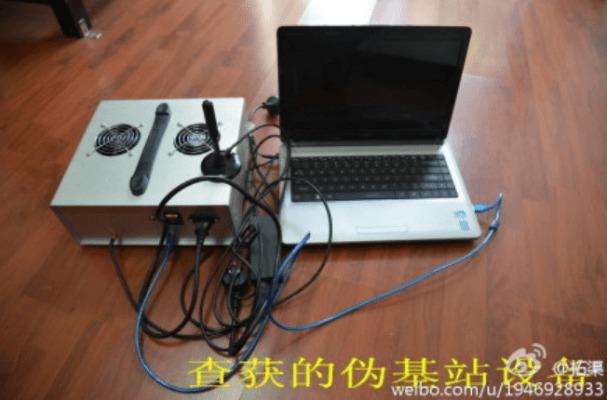 En falsk basstation för mobiltelefon (vänster) med en antenn kopplad till en bärbar dator. Kriminella använder detta för att kapa mobiltelefonssignaler för att sedan skicka reklammeddelanden eller försöka lura kineser på deras pengar. (Skärmdump via Weibo.com) 