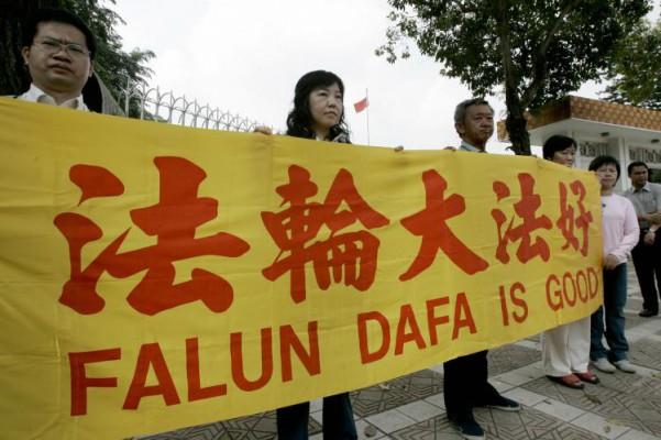 Demonstranter håller upp en banderoll för att stödja Falun Gong, i centrum av Kuala Lumpur den 18 april 2008.(Foto: Tengku Bahar/AFP/Getty Images)
