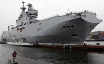 Ett franskt helikopterbärande fartyg av den typ som Ryssland vill köpa. (Kirill Kudryavtsev/AFP/Getty Images)