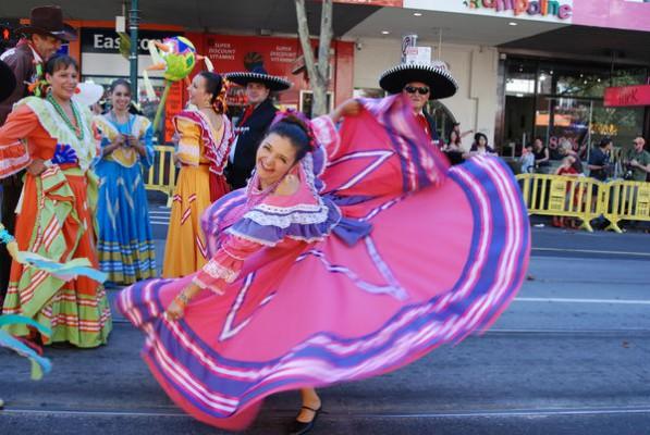 En mexikansk kvinna dansar i en parad i Melbourne, Australien. (Foto: Win Naing/Epoch Times)
