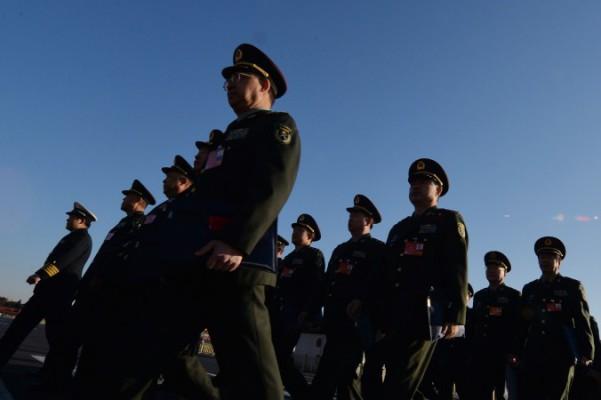 Militära delegater anländer till Folkets stora sal i Peking den 5 mars, 2014. Kinas nya nationella säkerhetslag som klubbades igenom den 1 juli får hård kritik internationellt och förkastas av både Hongkong och Taiwan. (Foto: Mark Ralston/AFP/Getty Images)