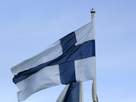 Finska flaggan tillsammans med EU-flaggan i Lahti. (Foto: Gerard Cerles/AFP/Getty Images)
