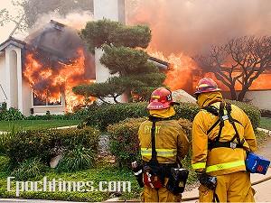 Brandmän planerar sin åtgärd för ett brinnande hus i Rancho Bernardo. (Alex Li/The Epoch Times)
