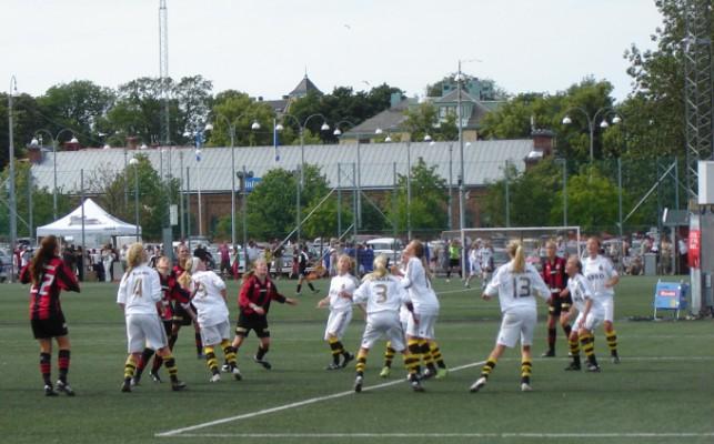 Här spelar Brommapojkarna (i randigt) mot AIK FF 1. Det är fredag och kvartsfinal för 15 åriga flickor, resultat 1-0. (Foto: B Plogander)
