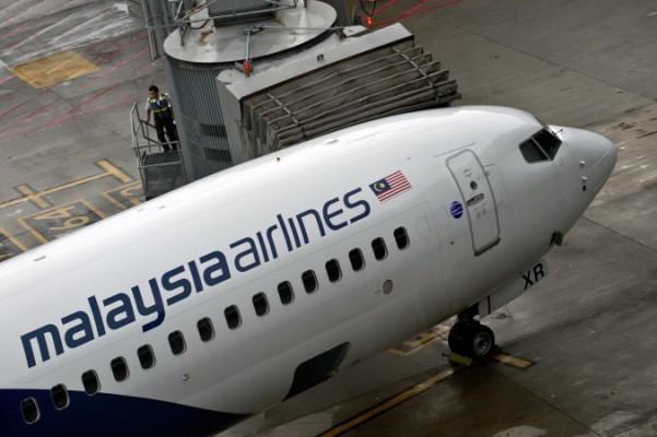 Malaysia Airlines personal går ombord inför en flygning före avresan på Kuala Lumpur International Airport i Sepang, den 14 maj 2014. (Foto: Manan Vatsyayana/AFP/Getty Images)