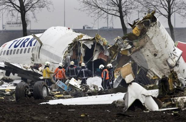 Nio dödades och ett 50-tal skadades när en Boeing 737 från Turkish Airlines störtade vid inflygningen till Schipol-flygplatsen i Amesterdam på onsdagen. 