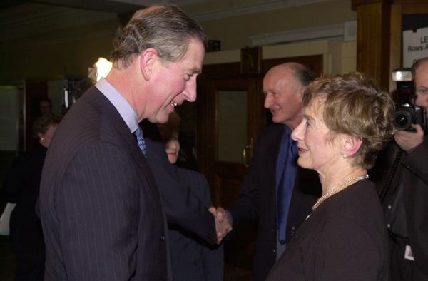 Prins Philip samtalade med Vera Gissing, tjeckisk överlevande, i en minnesceremoni på förintelsens dag i Westminster Central Hall, London 2001. (Arkivfoto: AFP/Martyn Hayhow/WPA Rota)