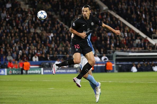 Paris Saint-Germains Zlatan Ibrahimovic hoppar efter bollen i Champions League-matchen mot Malmö den 15 september. Foto: 
