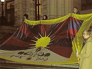 Stödjare av "Free Tibet" håller i en tibetansk flagga på en ljusvaka i Kanada. (Foto: Joan Delaney/The Epoch Times)