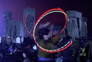 Stonehenge vid sommarsolståndet - ett raveparty med myndigheternas tillstånd som kan bli modell för hur lokala myndigheter i Storbritannien kan tämja det växande fenomenet. (Foto: Daniel Berehulak/Getty Images)
