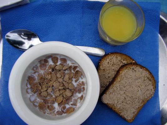 Komplett försöksfrukost bestående av bröd, filmjölk, flingor, apelsinjuice och leverpastej. (Foto: Veronica Öhrvik)
