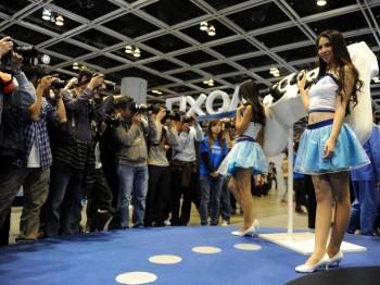 Sony Playstation marknadsförs under Asia Game Show i Hongkong, 22 december 2012. Enligt statliga medier har Kinas regim övervägt att lätta på sitt förbud mot spelkonsoler. (Foto: Dale de la Rey/AFP/Getty Images)