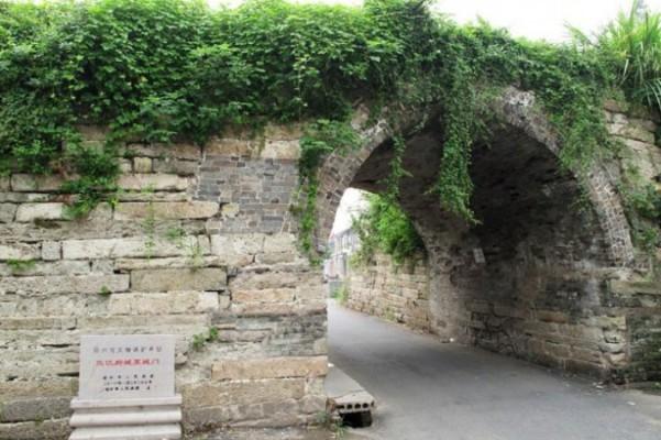 Sanjians antika östra mur, en fyra meter hög stenstruktur. Fotot saknar datering. (Skärmdump/people.cn)