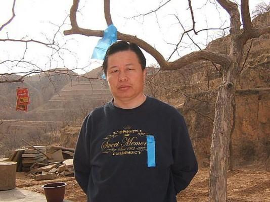 Gao Zhisheng vid sitt barndomshem på en bild tagen 2007, innan han fängslades och torterades. (Foto: Epoch Times)
