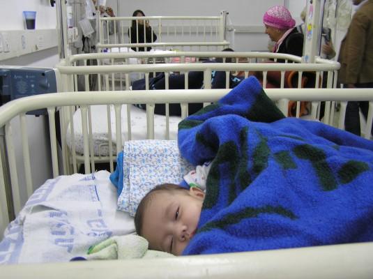 Bebisen Mahmud, från Gaza, på sjukhuset Barzilai (Foton: Epoch Times)
