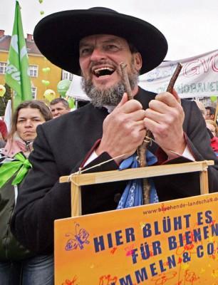 Demonstranter protesterade den 5 april 2006 under seminariet Friheten att välja, som behandlade frågan om samexistens mellan genmodifierade och icke-genmodifierade grödor i Europa. (Foto: AFP/Dieter Nagl, 2007-04-05)