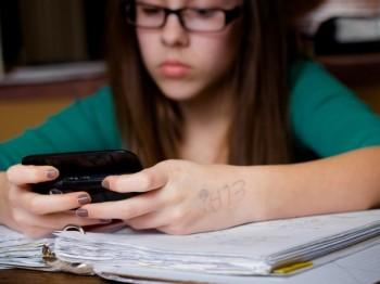 Unga universitetsstuderande blir lätt distraherade av sociala medier och sms, enligt ny forskning. (Littleny/Dreamstime.com)