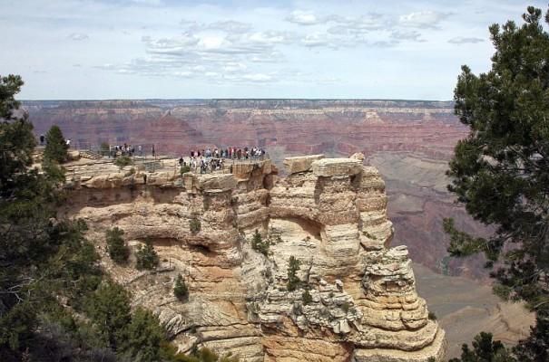 
Turister beskådar Grand Canyon. (Gabriel Boys/AFP/Getty Images)                                                