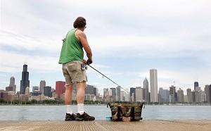 En man fiskar i Lake Michigan i Chicago. Enligt en ny rapport kan fiske i Stora sjöarna snart vara ett minne blott. (Foto: Tim Boyle/Getty Images)